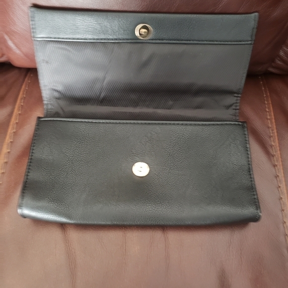 Tahari Identity Protect Lining Wallet. - Picture 2 of 8